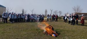 Personas celebrando el entierro de la sardina