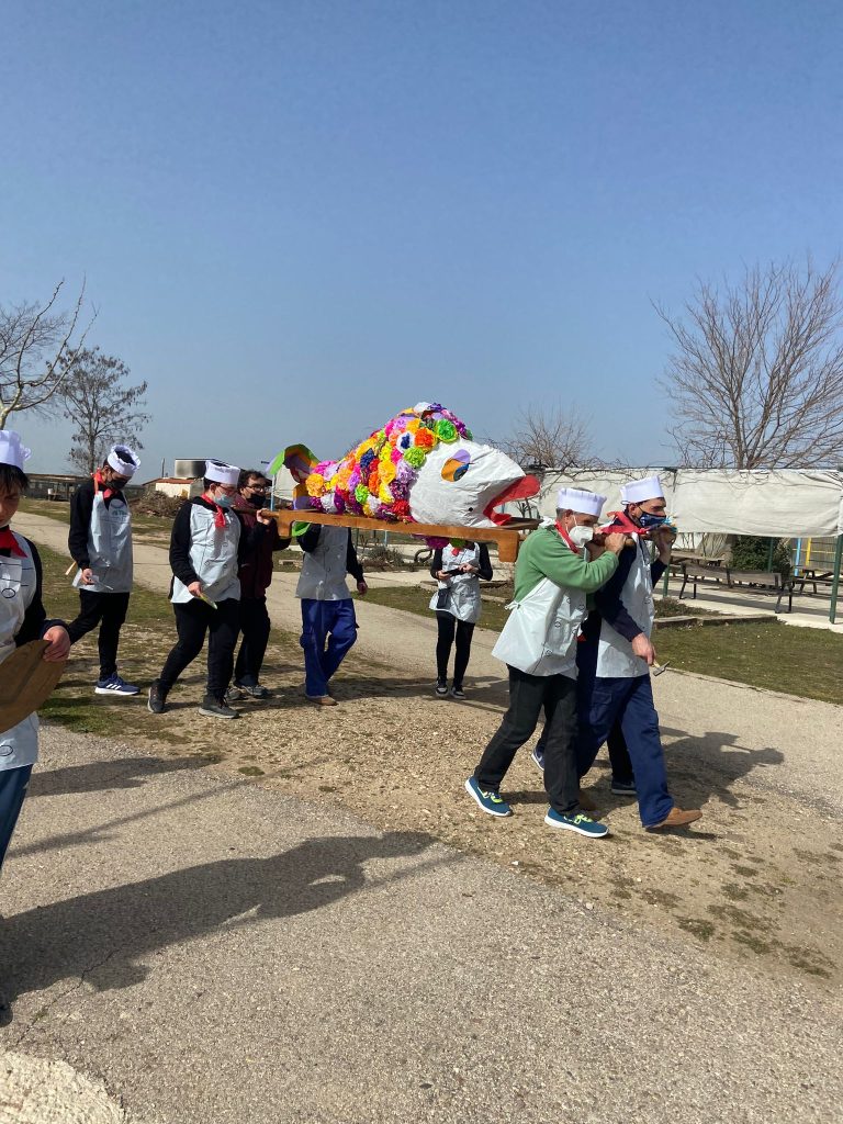 Personas celebrando el entierro de la sardina