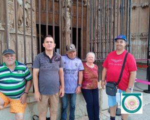 Personas en visita a catedral