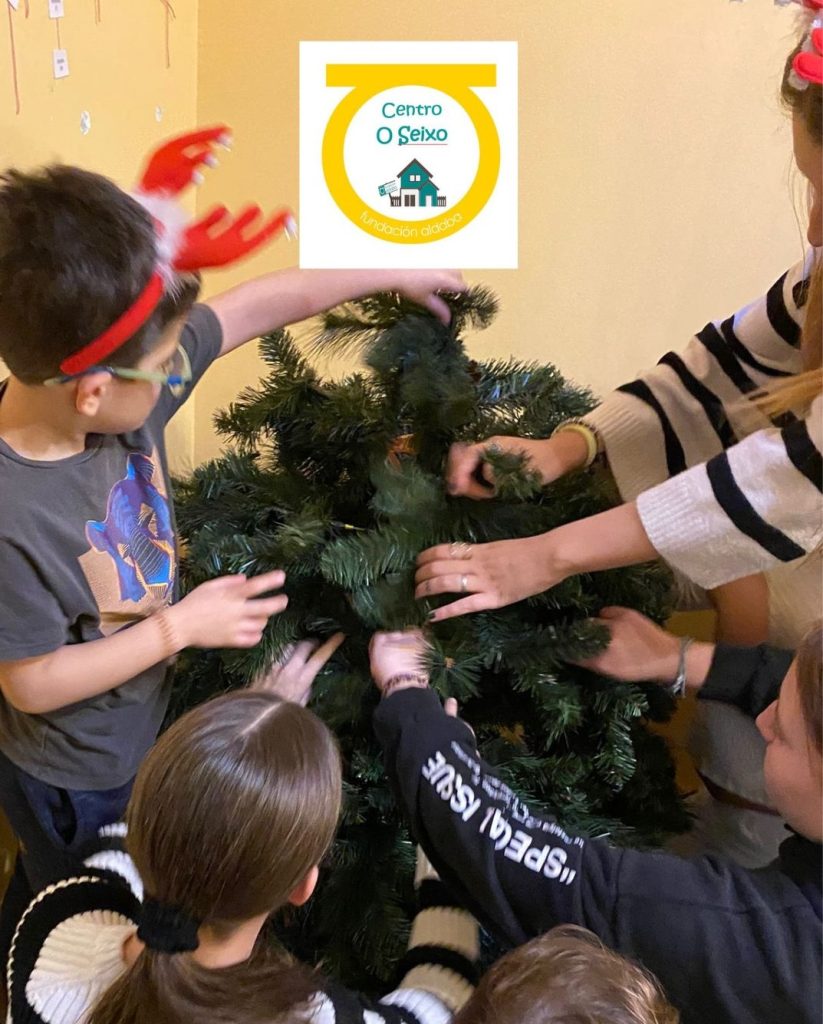 Niños decorando el árbol
