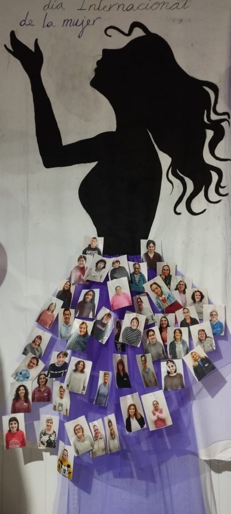Foto de un mural de una mujer con falda con fotos de mujeres