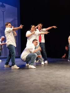 Personas bailando