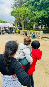 Niños viendo títeres