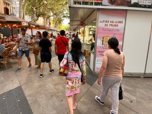 Personas en feria del libro