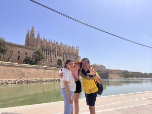 Personas en la catedral de Palma