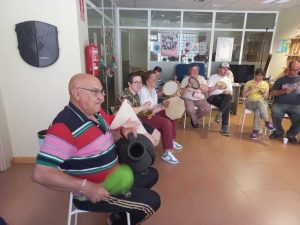 Chicos en taller de música