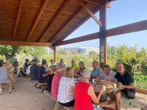 Personas en cena en el campo