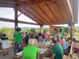 Personas en cena en el campo