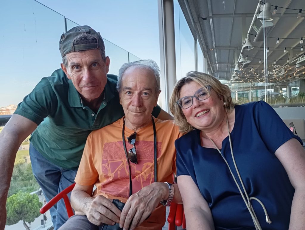 Personas sonriendo en una terraza