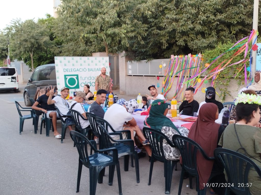 Personas en calle cenando