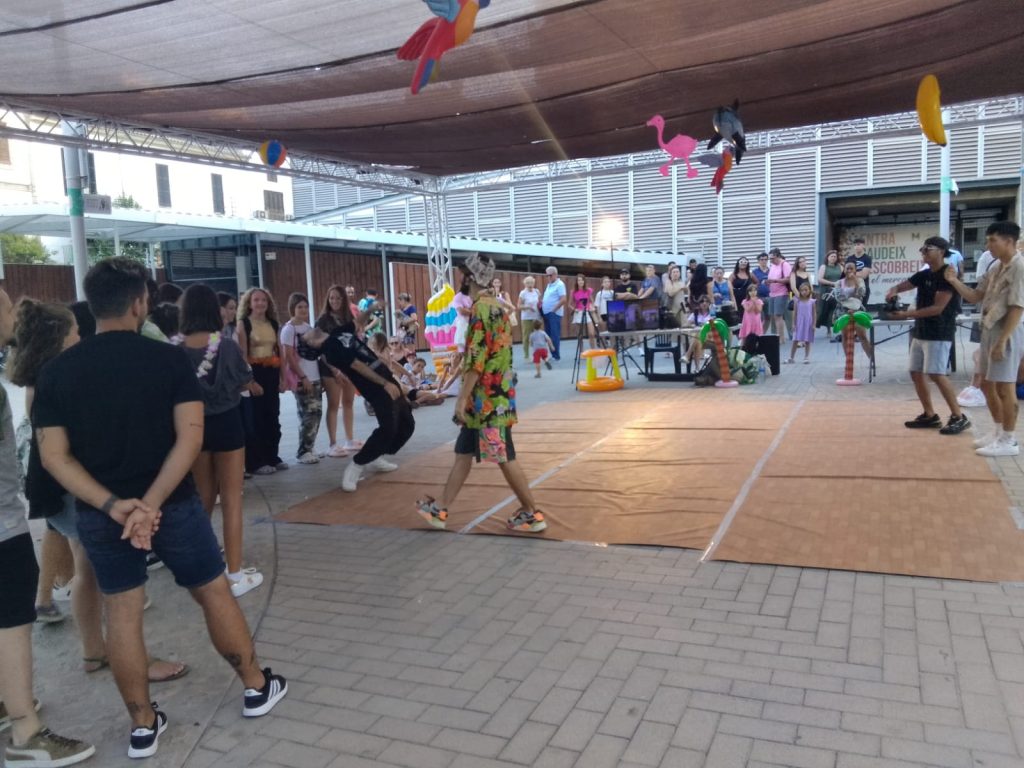 Chicos bailando en celebración