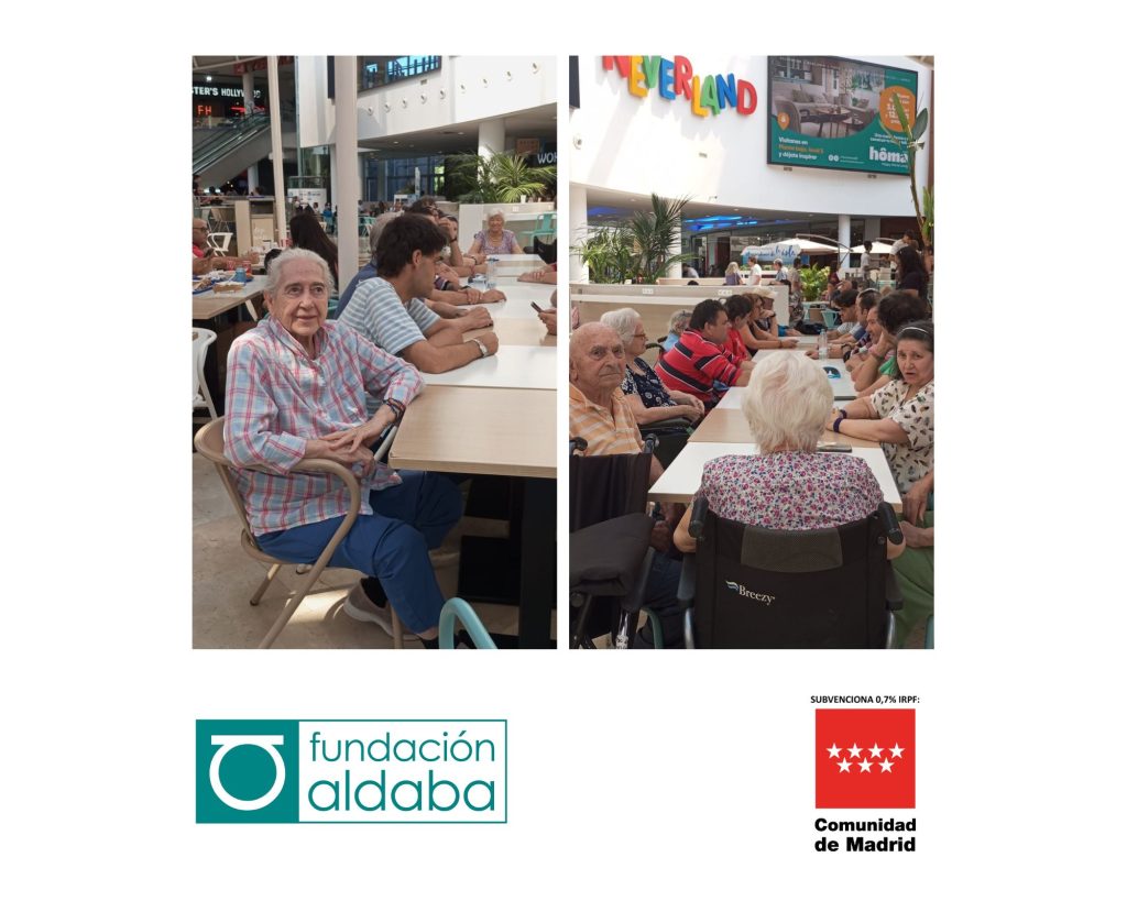 Personas comiendo en centro comercial