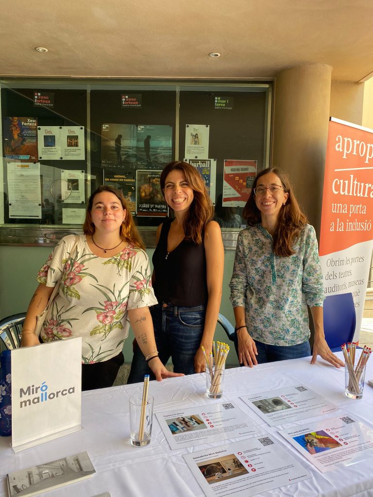 Personas en presentación de oferta cultural