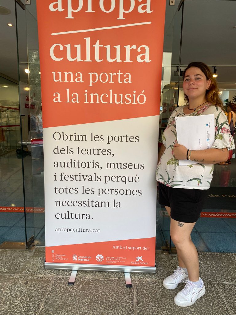 Personas en presentación de oferta cultural