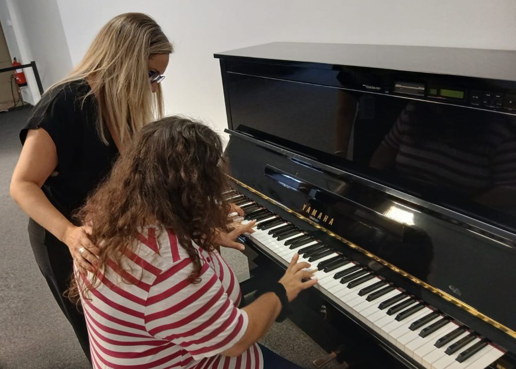 Personas tocando el piano