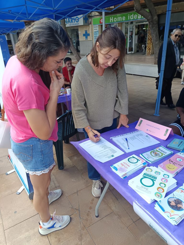 Personas en stand de feria de voluntariado