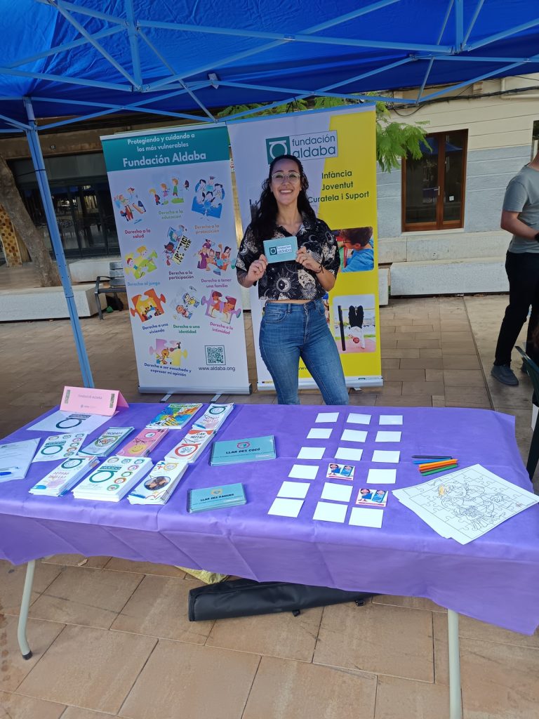 Personas en stand de feria de voluntariado