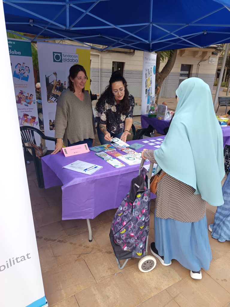 Personas en stand de feria de voluntariado