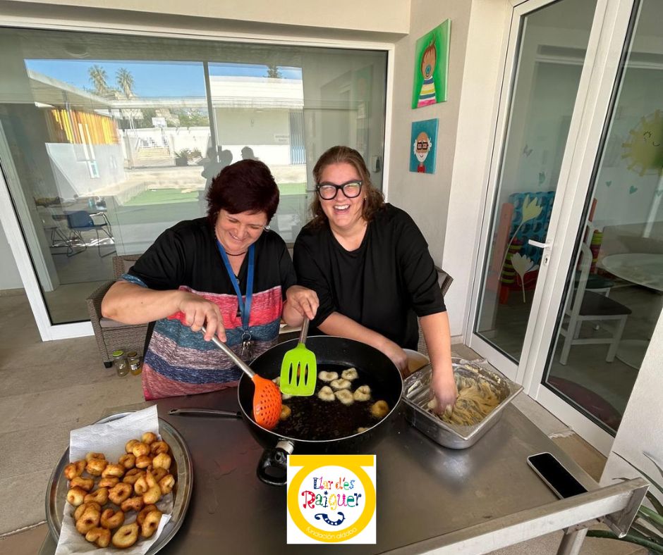 Personas haciendo buñuelos