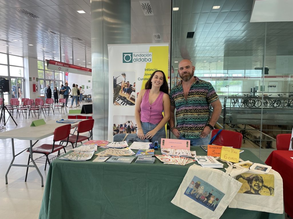 Personas en stand de información de voluntariado