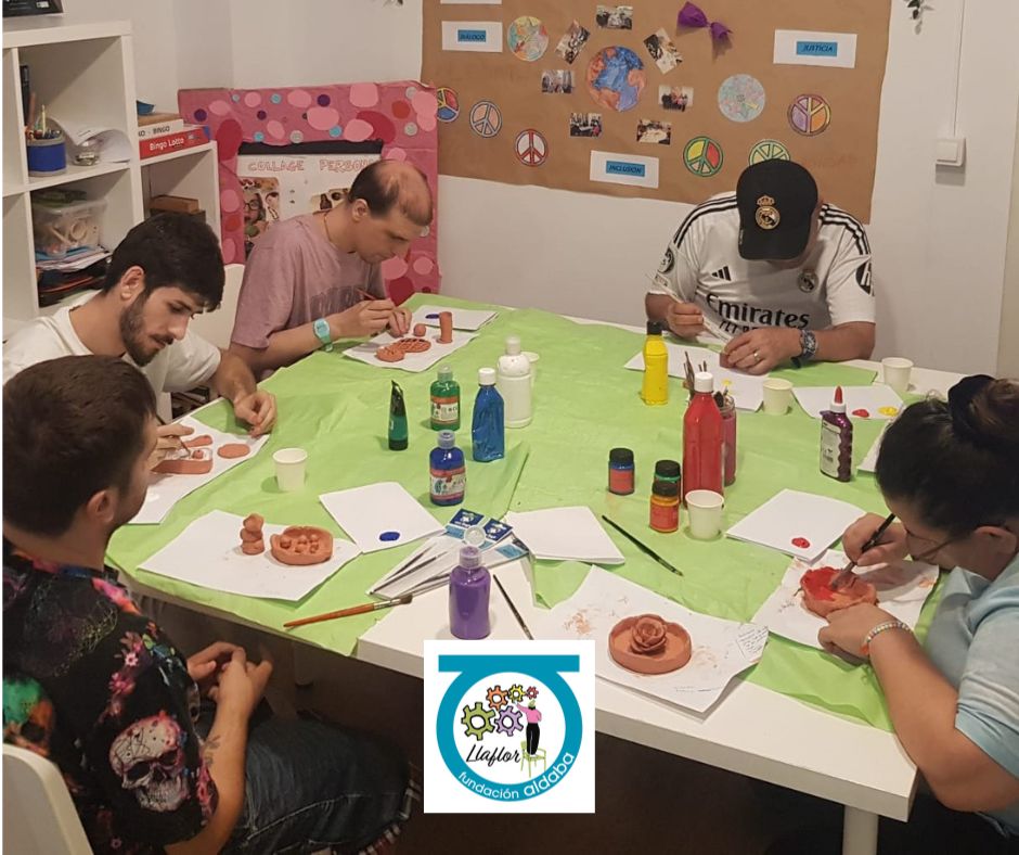 Personas en taller artesanía