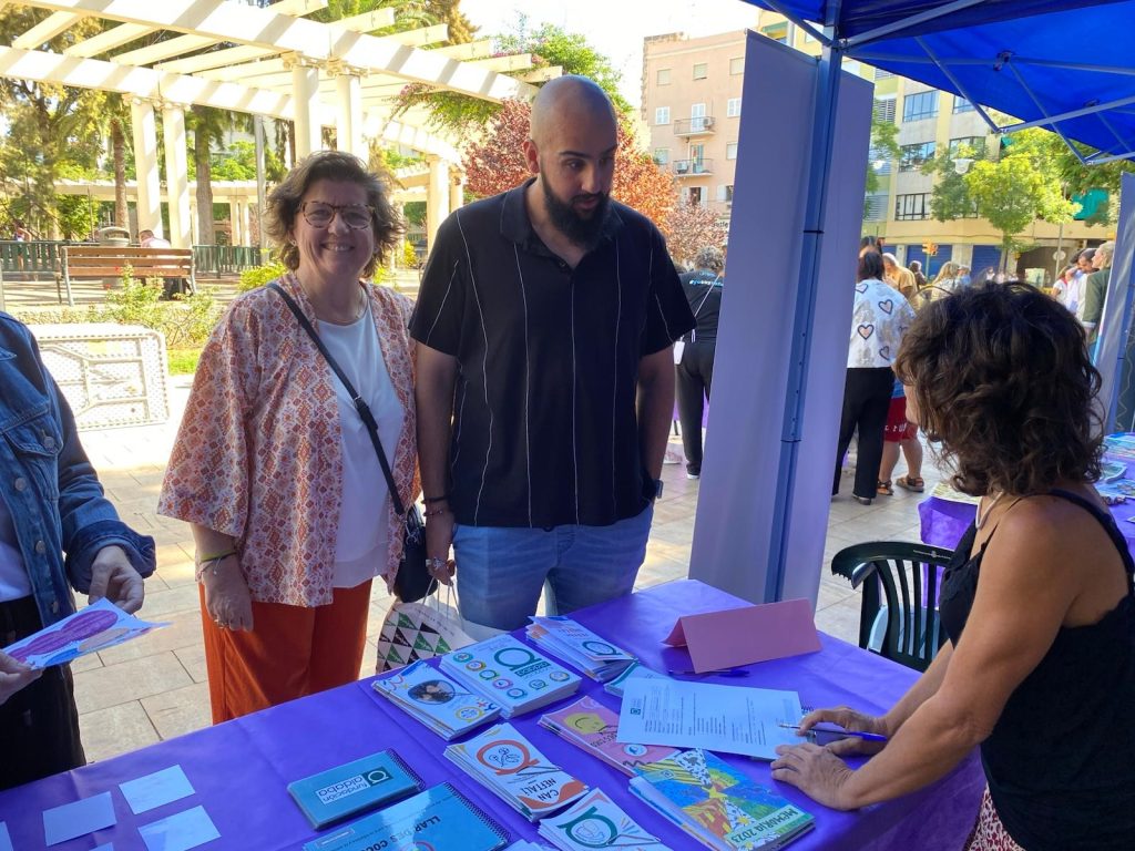 Personas en stand de feria de voluntariado