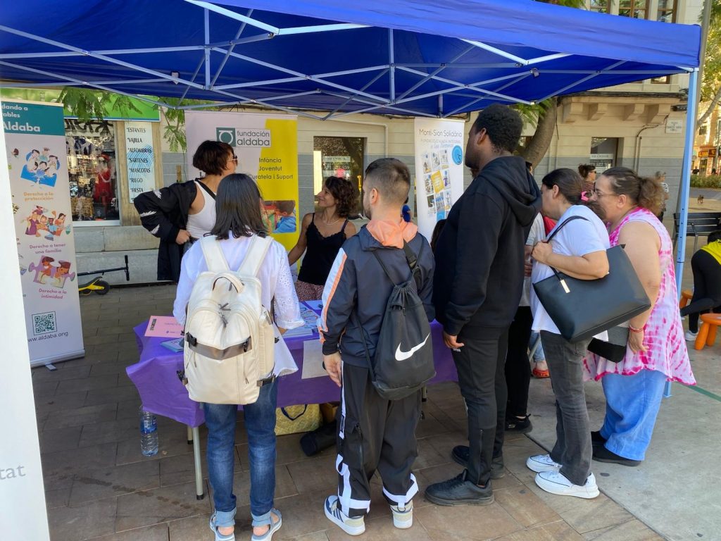 Personas en stand de feria de voluntariado