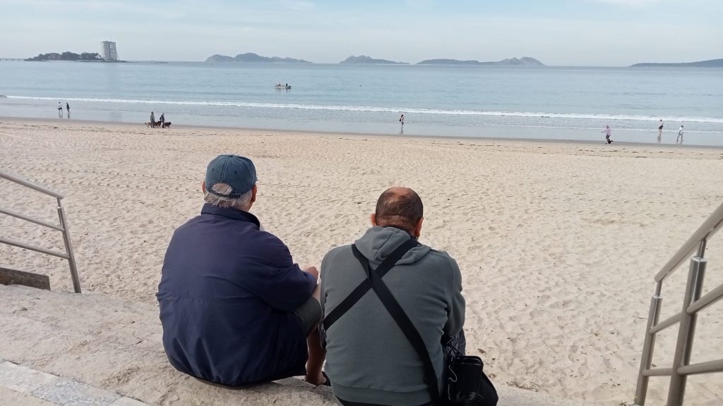 Personas por la playa