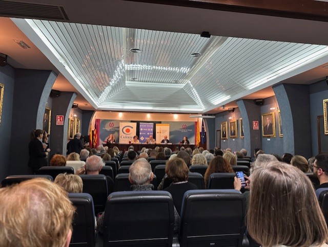 Personas en presentación anuario