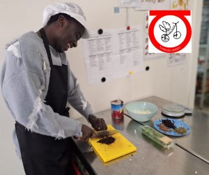 Chico cocinando