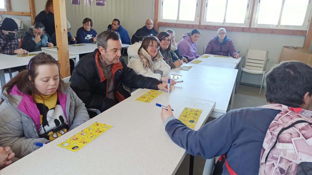 Personas en taller de reciclaje