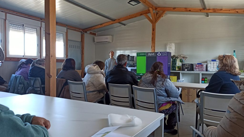 Personas en taller de reciclado