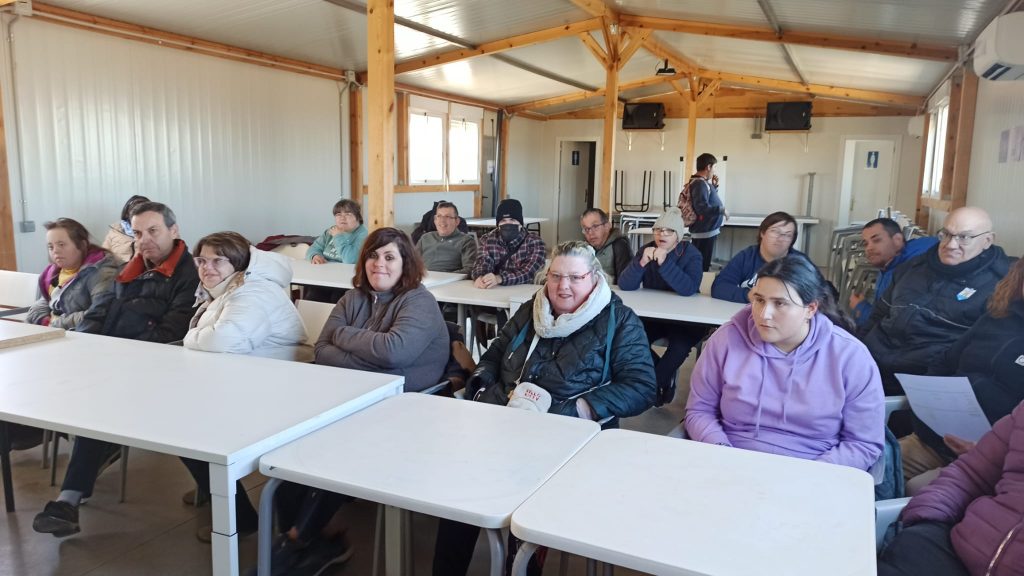 Personas en taller de reciclado