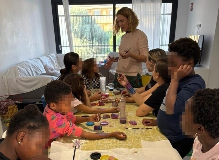 Chicos en taller de maquillaje