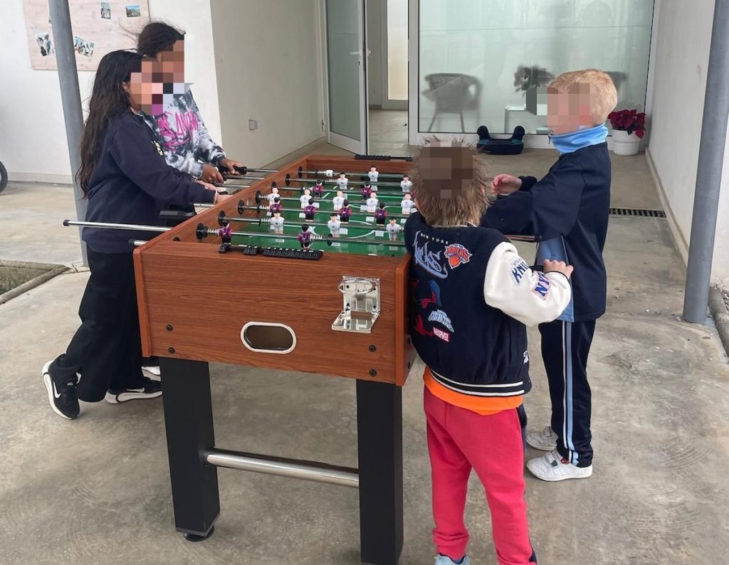 Niños jugando al futbolín