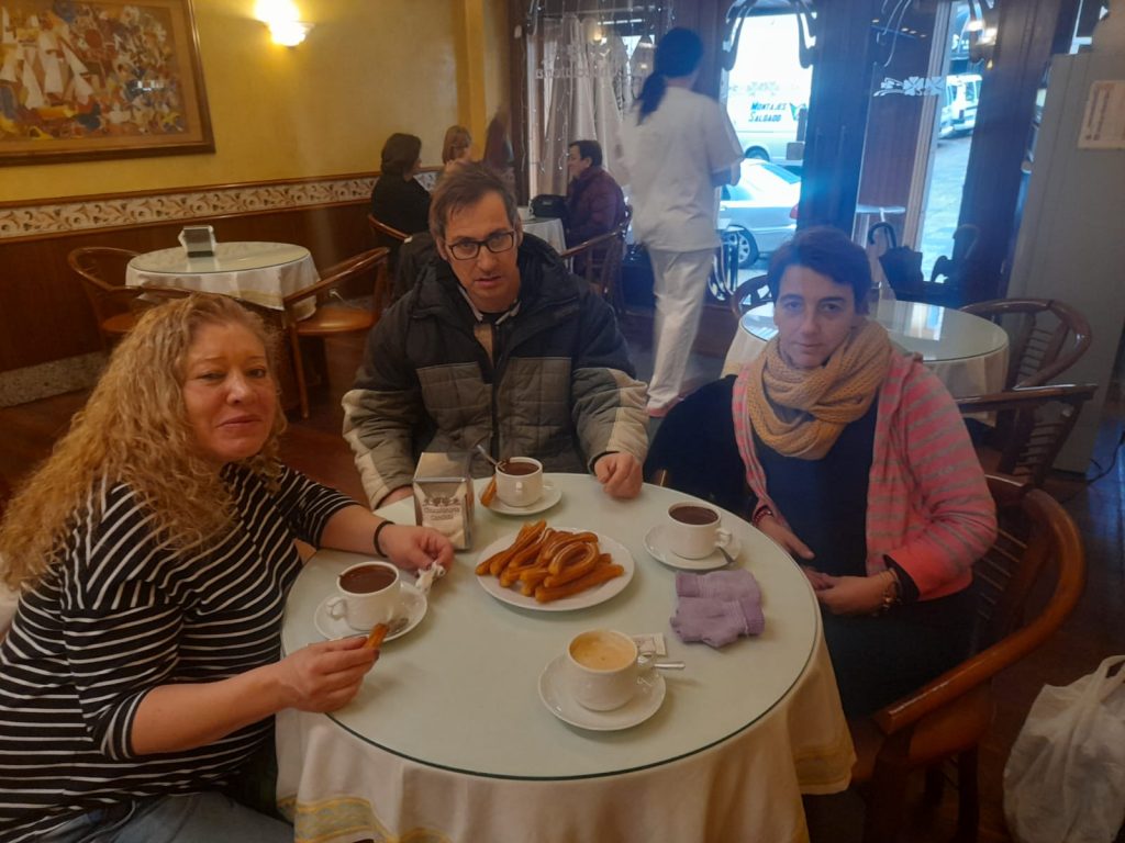 Personas en cafetería