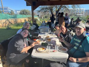 Personas en barbacoa en el campo