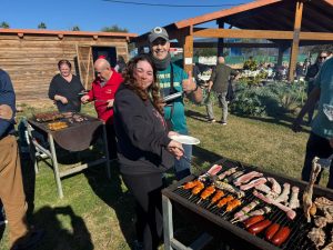 Personas en barbacoa en el campo
