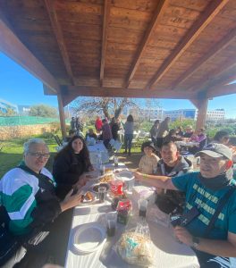 Personas en barbacoa en el campo