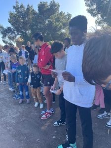 Niños en lectura de derechos humanos