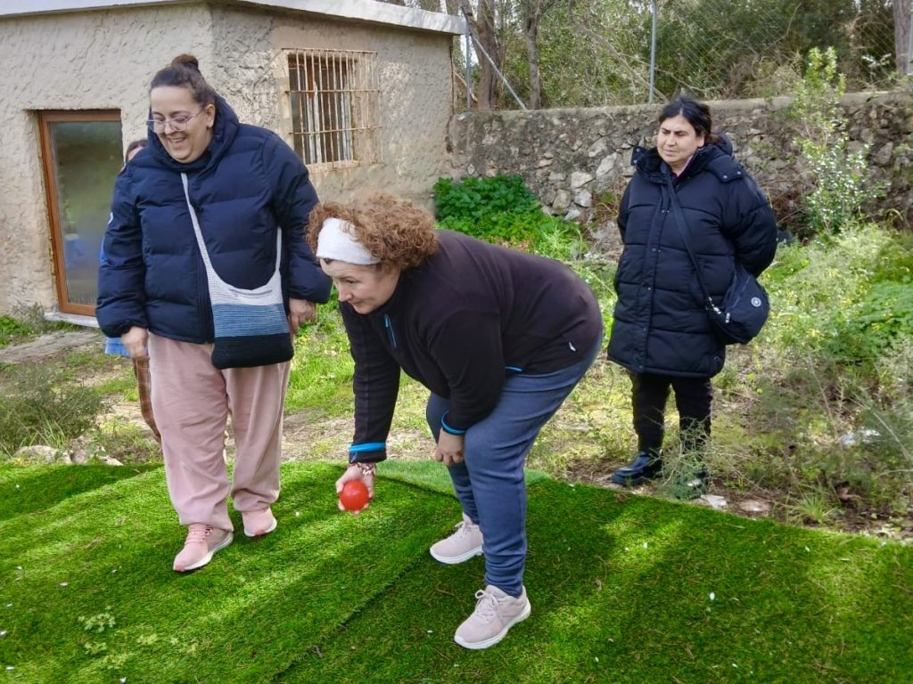 Personas jugando a la petanca