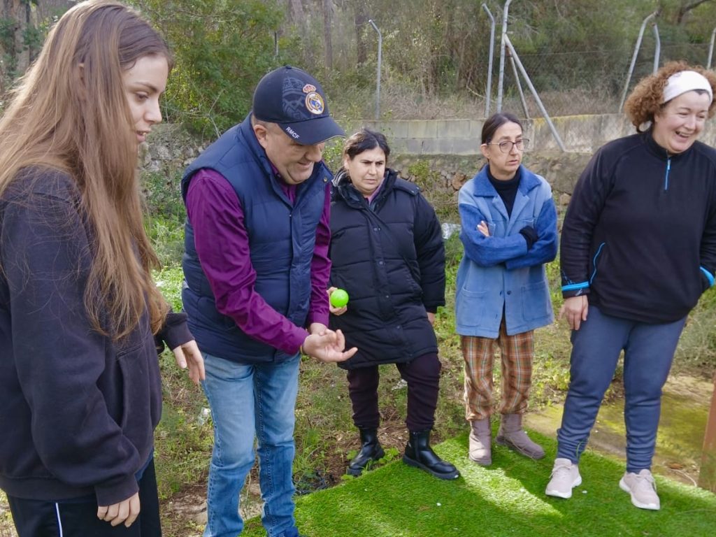 Personas jugando a la petanca