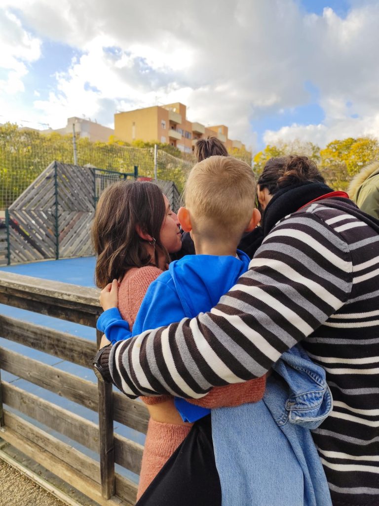 Chicos dándose abrazo