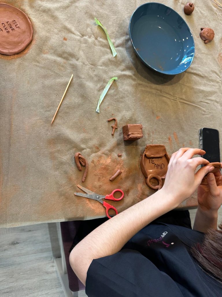 Personas trabajando el barro