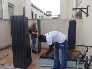 Voluntarios trabajando en el patio