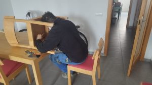 Voluntarios arreglando una silla