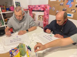 Personas pintando camisetas