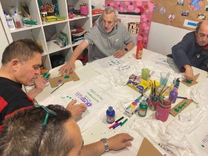 Personas pintando camisetas