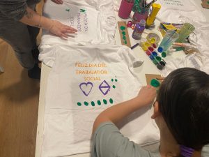 Personas pintando camisetas