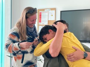 Personas abrazándose